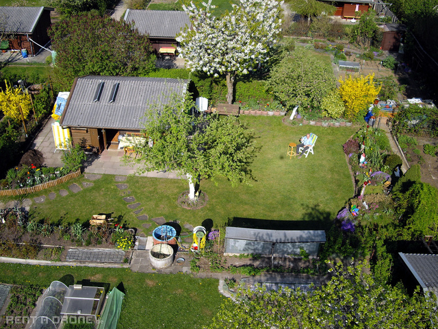 Schrebergarten Land in Sonne.